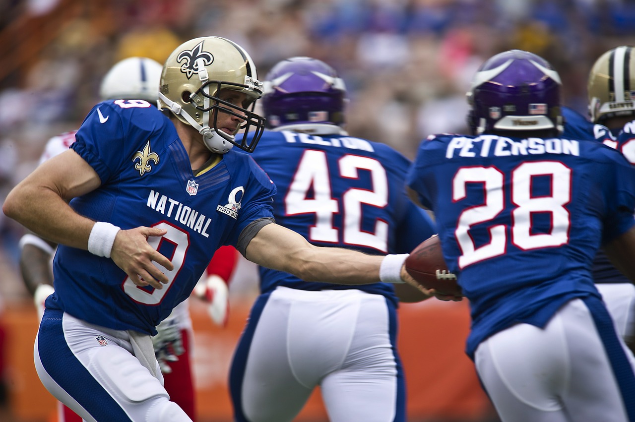 quarterback-passing-off-football-to-other-player