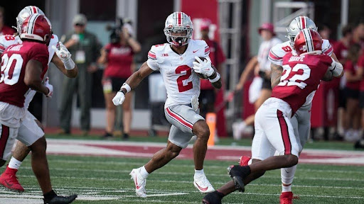 college-football-player-running-the-ball