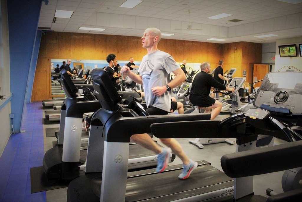guy-running-in-gym
