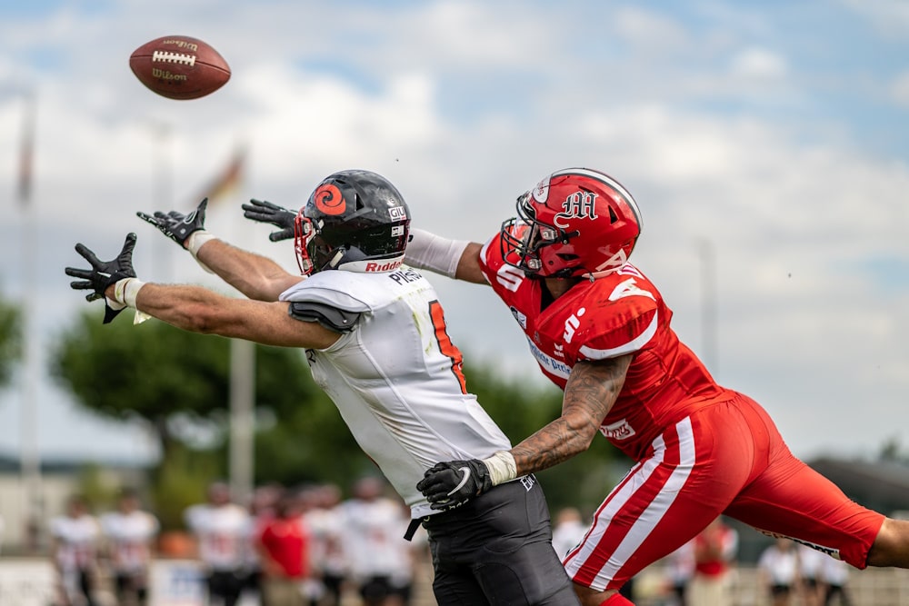 receiver-reaching-to-cath-pass-with-defense-on-tail