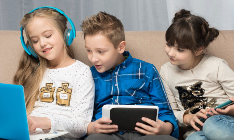 kids-playing-games-on-ipads