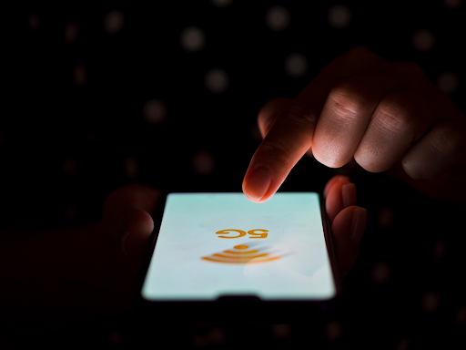 closeup-of-phone-in-the-dark-with-5G-logo